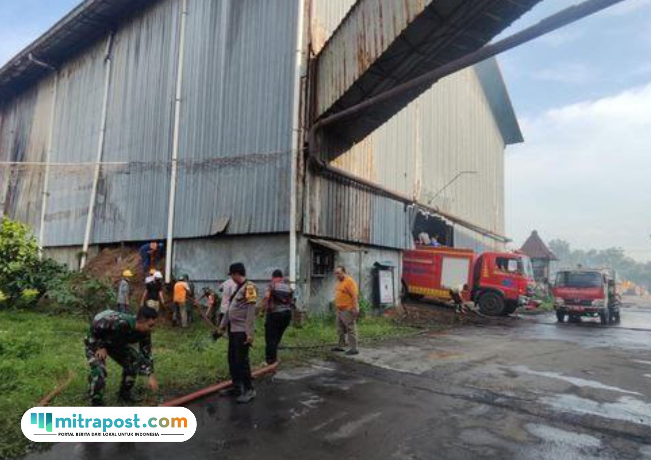 Foto: Gudang PG Pakis mengalami kebakaran (Mitrapost.com/ ist) Foto: Gudang PG Pakis mengalami kebakaran (Mitrapost.com/ ist)