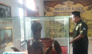 Foto : Ketua Museum Kajen, Muhammad Zuli Rizal sedang menunjukkan Mustaka Masjid Jami' Kajen di dalam etalase. (Sumber. Mitrapost.com/ Ilham)