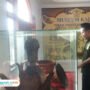 Foto : Ketua Museum Kajen, Muhammad Zuli Rizal sedang menunjukkan Mustaka Masjid Jami' Kajen di dalam etalase. (Sumber. Mitrapost.com/ Ilham)