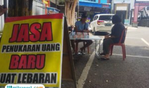 Foto : Jasa Penukaran uang di seberang Alun-alun Simpang Lima Pati. (Sumber. Mitrapost.com/ Ilham)