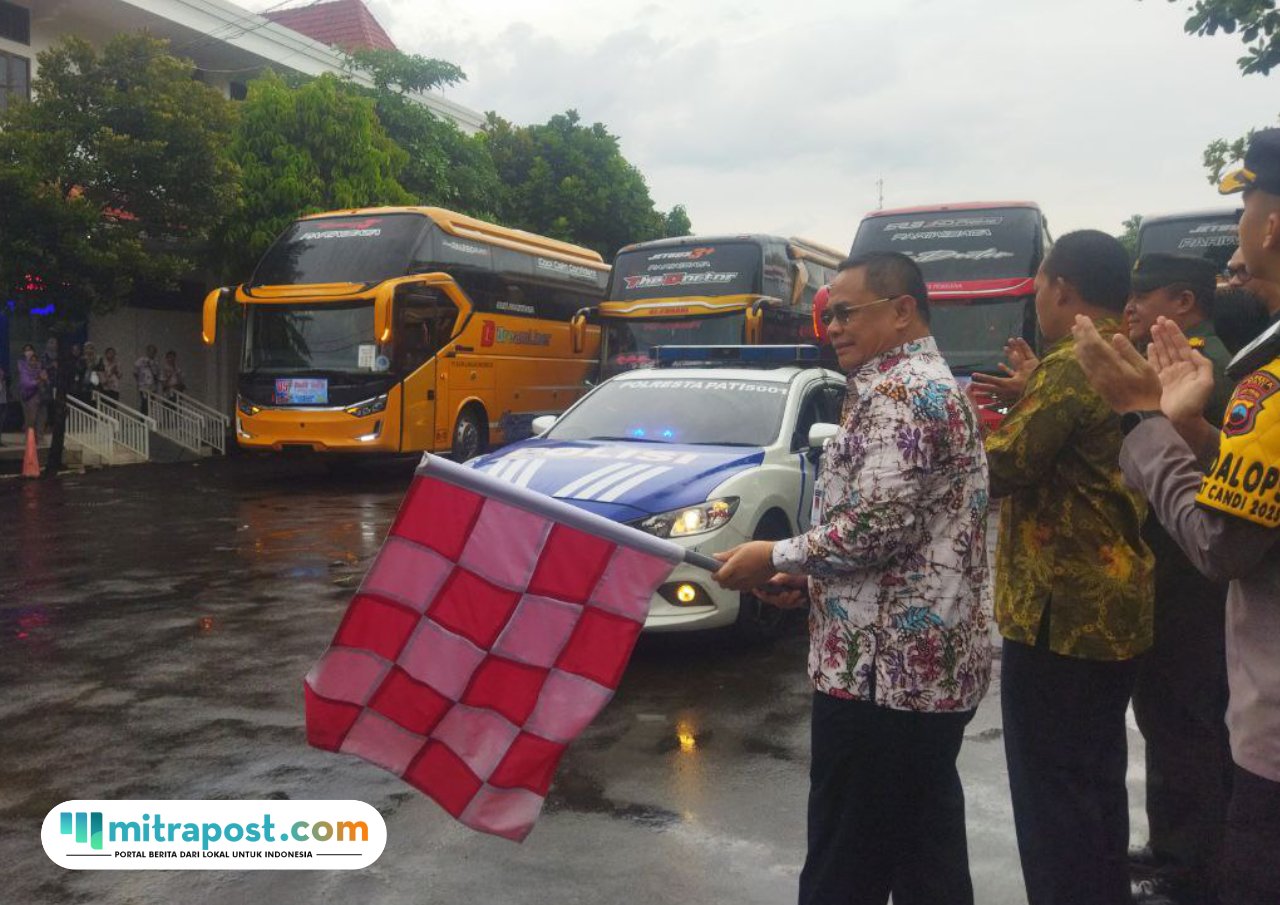 Foto : Pelepasan armada bus di halaman Setda Kabupaten Pati. (Sumber. Mitrapost.com/ Ilham)