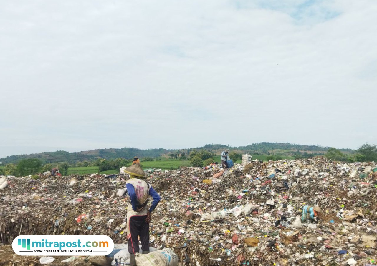 Foto : Kondisi Tempat Pembuangan Akhir (TPA) Sukoharjo Kecamatan Margorejo belum lama ini. (Sumber. Mitrapost.com/Ilham)