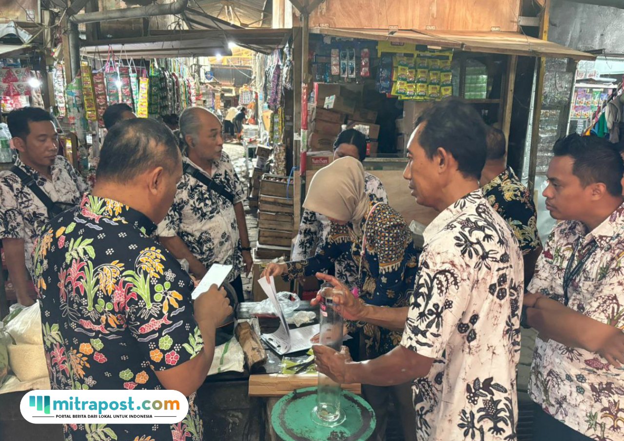 Foto : Petugas tengah melakukan sidak di pasar Puri (Sumber. Mitrapost.com/Disdagperin Kabupaten Pati)
