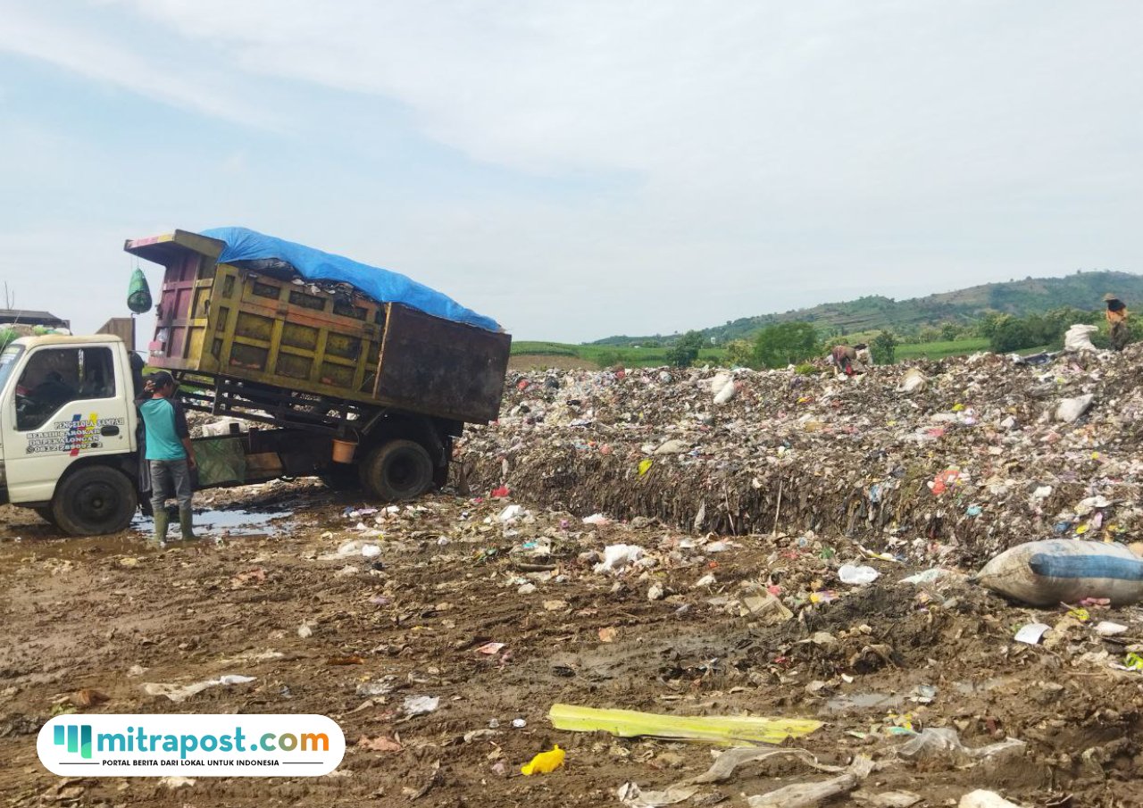 Foto : Menggunung tumpukan sampah di TPA Sukoharjo Kecamatan Margorejo Pati, belum lama ini. (Sumber. Mitrapost.com/ Ilham)