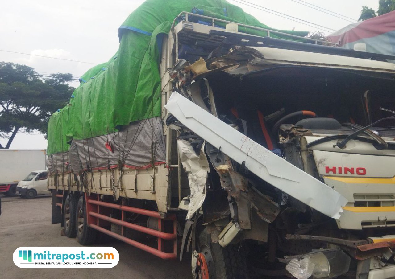 Foto : Kondisi kendaraan terlibat kecelakaan di jalan raya Pati-Juwana Desa Widorokandang. (Sumber. Mitrapost.com/ Ilham)