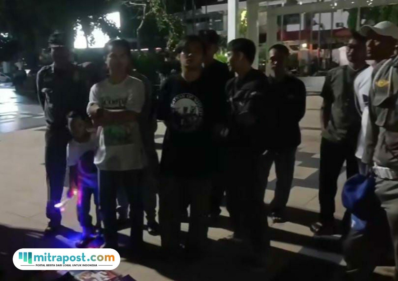Foto : Lapak baca gratis di Alun-alun Simpang Lima Pati. (Sumber. Tangkap layar di Akun Instagram resmi Pustaka Malam Pati) Foto : Lapak baca gratis di Alun-alun Simpang Lima Pati. (Sumber. Tangkap layar di Akun Instagram resmi Pustaka Malam Pati)