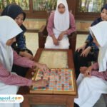 Foto: Bersama guru pendamping, siswa SMP Negeri 1 Tlogowungu sedang memainkan salah satu permainan edukatif (Mitrapost.com/ dok. pribadi)