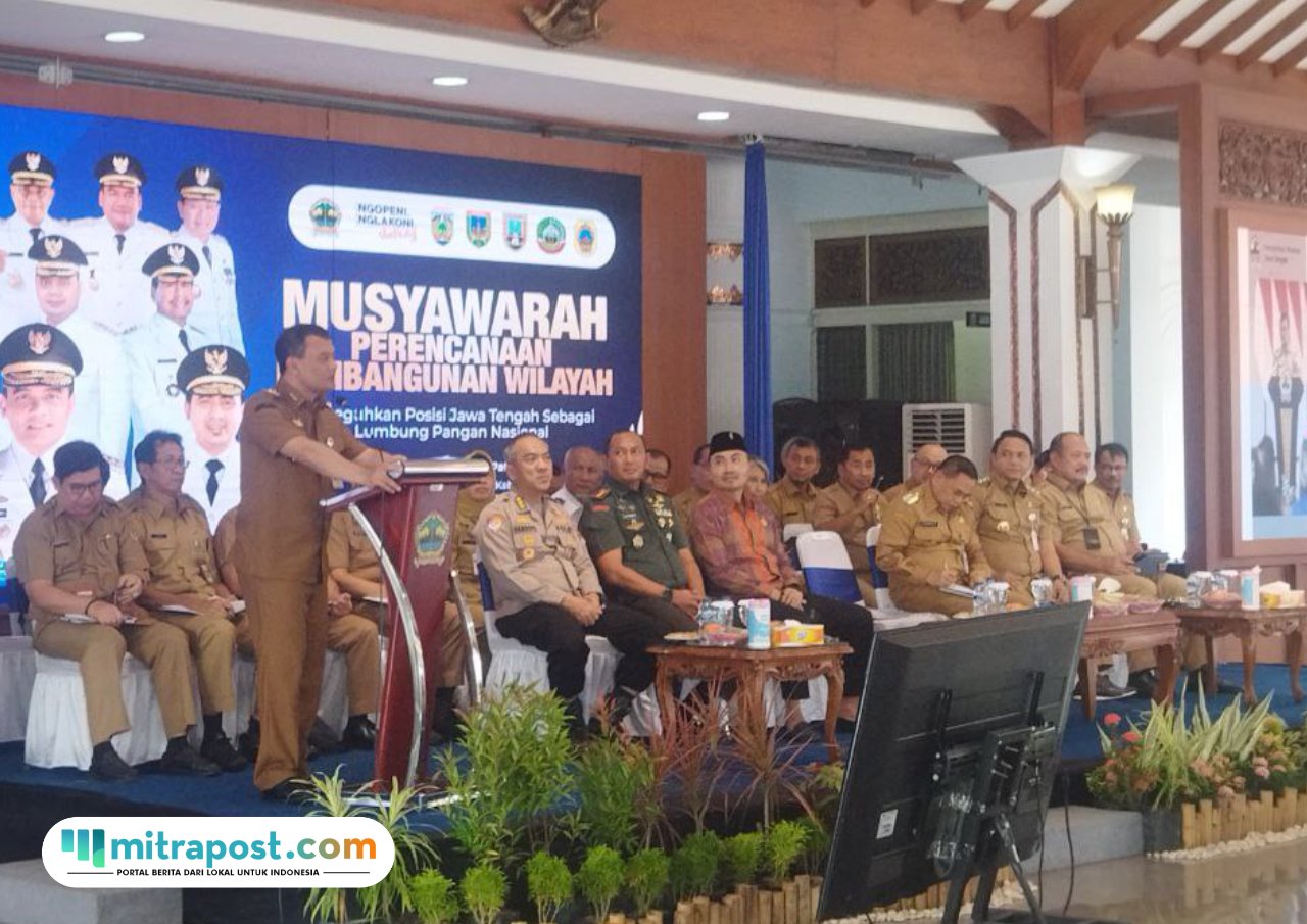 Foto : Gubernur Jawa Tengah, Ahmad Luthfi saat memberikan pengarahan pada acara Musrembangwil eks Karesidenan Pati di Pendopo Kabupaten Pati. (Sumber. Mitrapost.com/ Ilham)