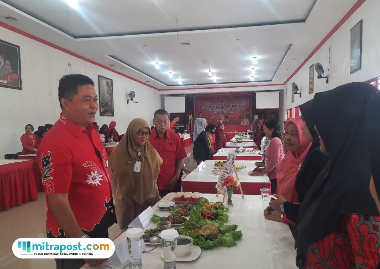 Foto: Ketua DPC PDIP Kabupaten Pati, Ali Badrudin menyambangi meja dan mencicipi kudapan yang disajikan di atas meja peserta (Mitrapost.com/ Kafi)