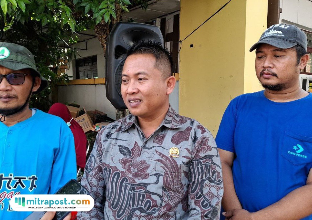 Foto: Sekretaris Komisi B Dewan Perwakilan Rakyat Daerah (DPRD) Kabupaten Pati, Mukit (baju batik) saat diwawancara (Mitrapost.com)