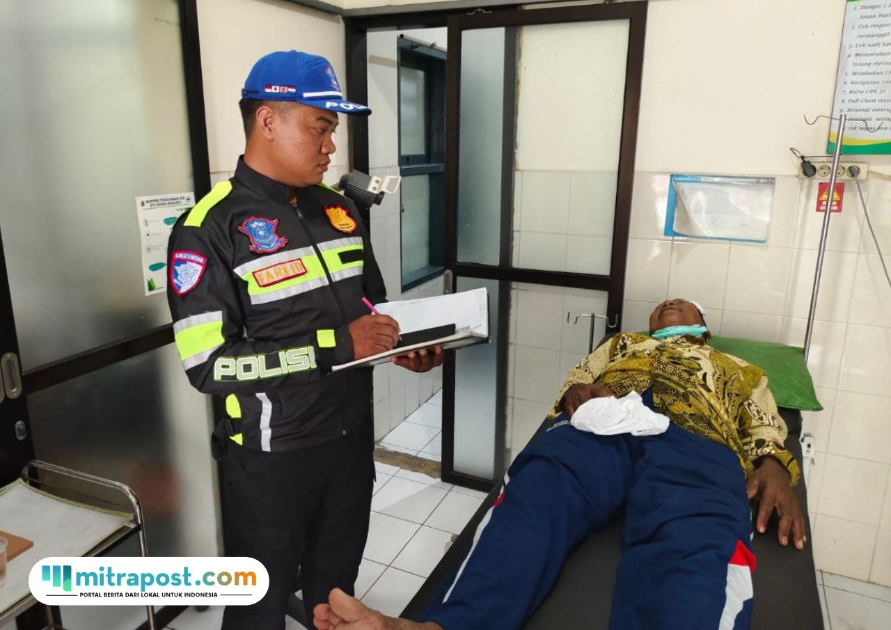 Foto: korban kecelakaan di jalan raya Pati-Tayu telah dibawa ke Puskesmas Wedarijaksa (Mitrapost.com/ Polresta Pati)