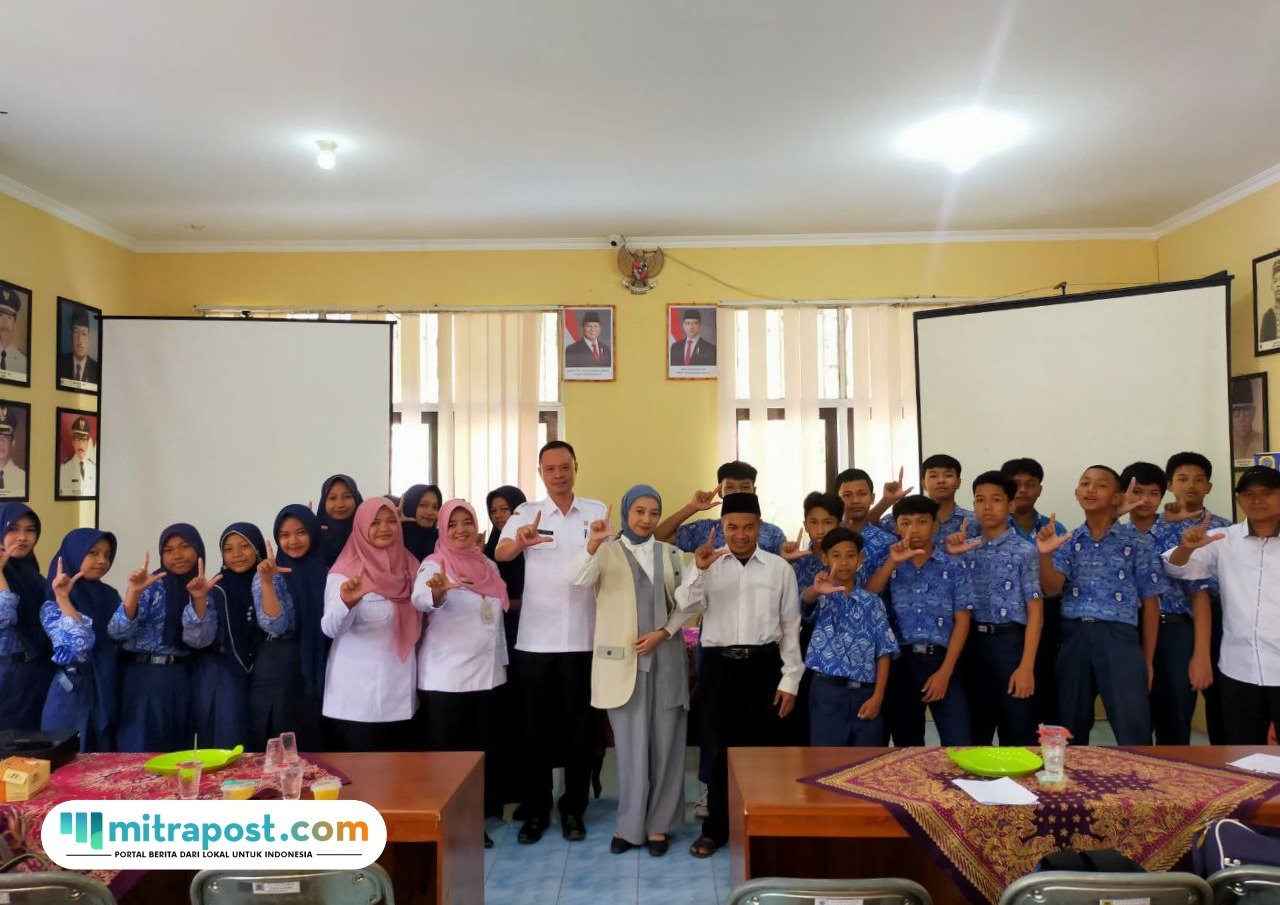 Foto : Siswa SMP Muhammadiyah 1 Pati mengikuti Pelatihan Jurnalistik di ruang rapat Dinas Arpusda Kabupaten Pati. (Sumber. Mitrapost.com/ Ilham)
