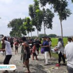 Foto: aksi perang nasi dalam acara sedekah bumi di Dukuh Bogorame, Desa Bogotanjung, Kecamatan Gabus, Kabupaten Pati, Kamis (22/5/2025) (Mitrapost.com/ Kafi)