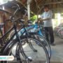 Foto : Pedagang sepeda ontel sedang membersihkan dagangannya di pasar Perpesda Pati sebelah barat Terminal Kembang Joyo (Sumber. Mitrapost.com/ Ilham)