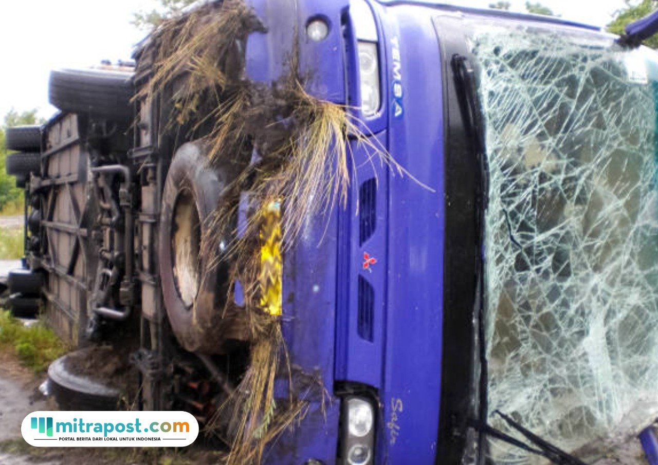 Ilustrasi bus terbalik/istock