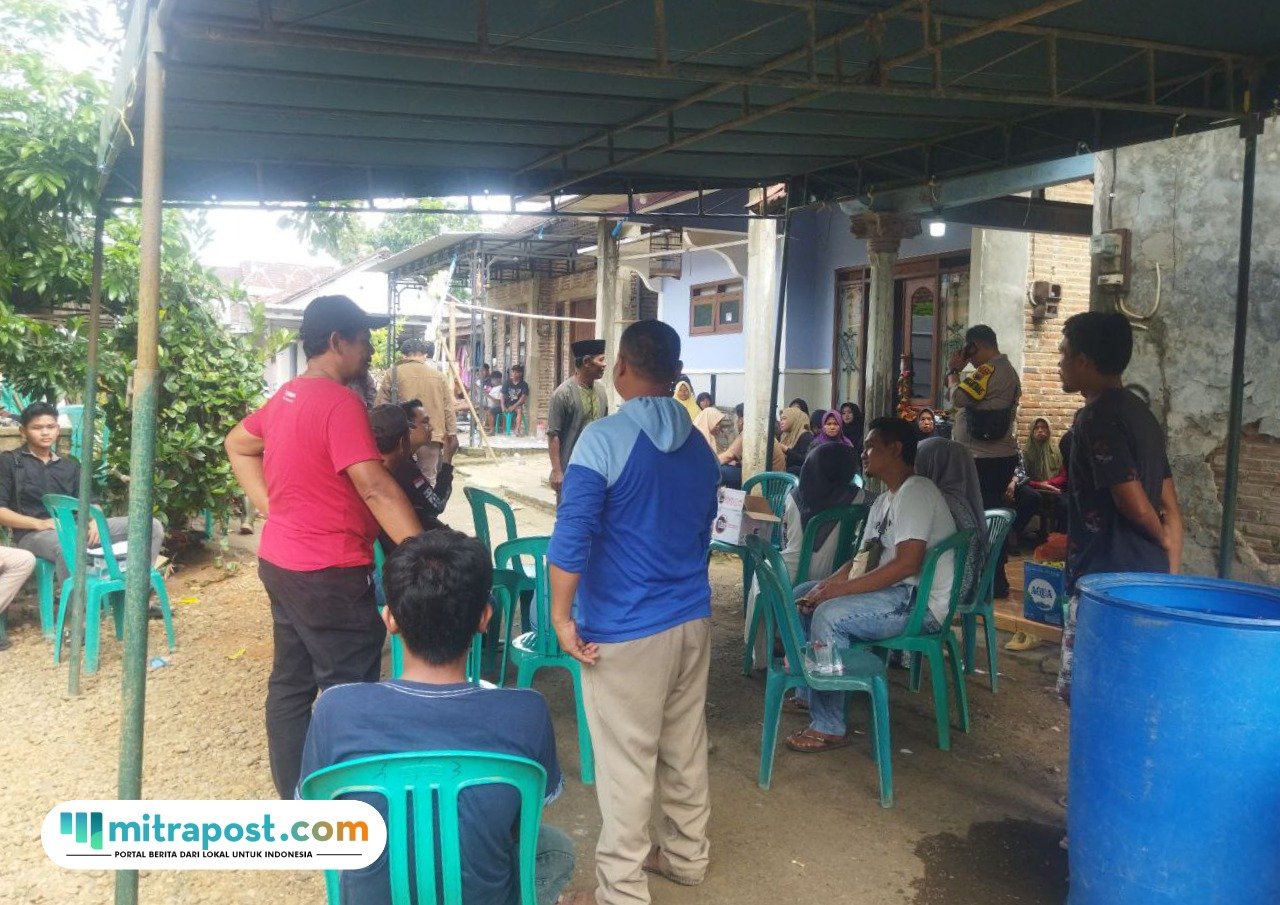Foto : Rumah Duka didatangi para pelayat di Desa Panggungroyom Dukuh Panggung Kecamatan Wedarijaksa Pati. (Sumber. Mitrapost.com/ Ilham)