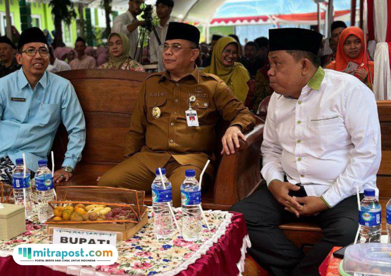 Foto : Anggota Komisi A DPRD Kabupaten Pati, Kastomo memakai baju putih. (Sumber. Mitrapost.com/ dok pribadi)