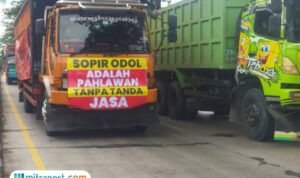 Foto : Demo truk Odol di Jalan Lingkar Selatan Pati, Kamis (19/06/2025). (Sumber. Mitrapost.com/ Ilham)