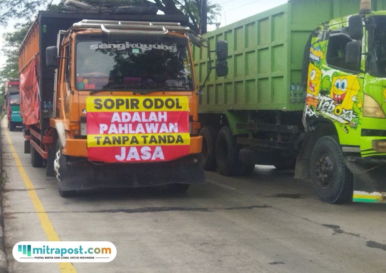 Foto : Demo truk Odol di Jalan Lingkar Selatan Pati, Kamis (19/06/2025). (Sumber. Mitrapost.com/ Ilham)