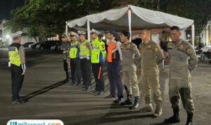 Foto : Personil tengah disiapkan untuk menyambut kedatangan jamaah haji tiba di Kabupaten Pati, Selasa (24/06/2025) dini hari. (Dok. Dishub Kabupaten Pati)
