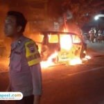 Foto: Mobil Suzuki APV Terbakar di depan cucian mobil Pucakwangi pada Rabu (25/6/2025) malam (Mitrapost.com/ Polresta Pati)