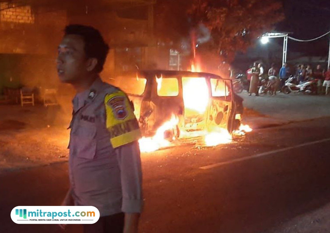 Foto: Mobil Suzuki APV Terbakar di depan cucian mobil Pucakwangi pada Rabu (25/6/2025) malam (Mitrapost.com/ Polresta Pati)