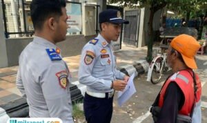 Foto : Dishub Pati mendatangi petugas juru parkir di area perkotaan, belum lama ini. (Dok. Dishub Kabupaten Pati)