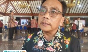 Foto : Kepala Dinsosp3akb Kabupaten Pati, Indriyanto ditemui di halaman Pendopo Kabupaten Pati. (Sumber. Mitrapost.com/ Ilham)