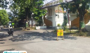 Foto : Jalan dalam kota Agil Kusumadya tengah diperbaiki. (Sumber. Mitrapost.com/ Ilham)