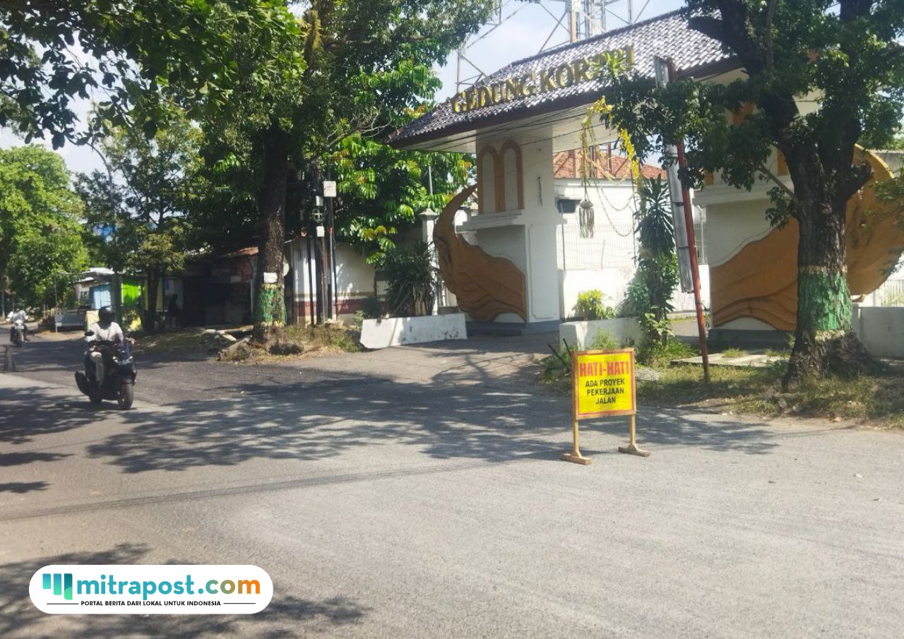 Foto : Jalan dalam kota Agil Kusumadya tengah diperbaiki. (Sumber. Mitrapost.com/ Ilham)