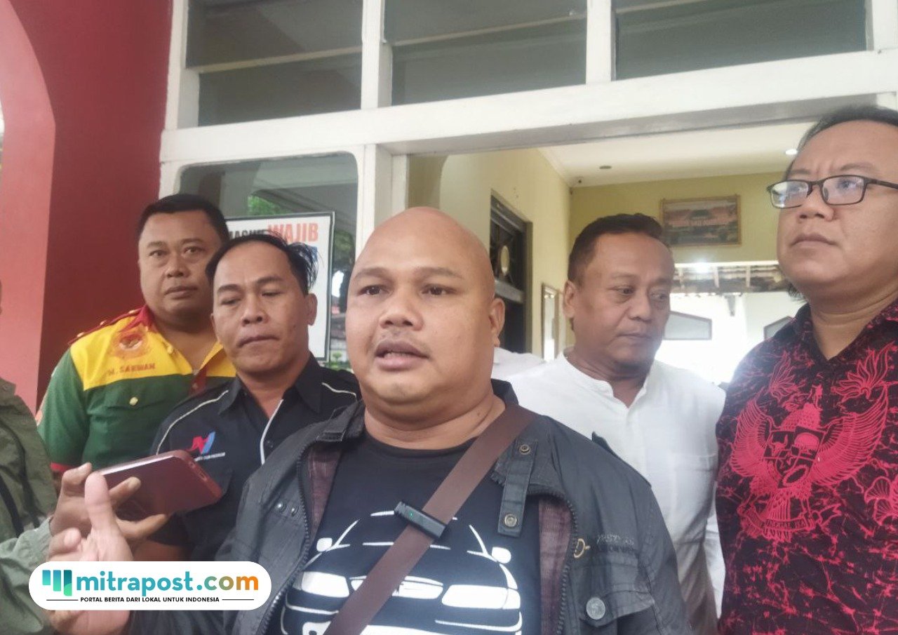 Foto : Kelompok masyarakat yang mengatasnamakan Gerakan Pati Bersatu mendatangi DPUPR Kabupaten Pati, Jum'at (13/06/2025) (Sumber. Mitrapost.com/ Ilham)