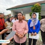 Foto: Ketua Komisi D Dewan Perwakilan Rakyat Daerah (DPRD) Kabupaten Pati, Teguh Bandang Waluyo saat di wawancara oleh awak media di sela sidak Puskesmas Tlogowungu (Mitrapost.com/ Kafi)