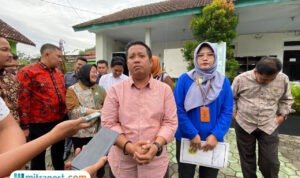 Foto: Ketua Komisi D Dewan Perwakilan Rakyat Daerah (DPRD) Kabupaten Pati, Teguh Bandang Waluyo saat di wawancara oleh awak media di sela sidak Puskesmas Tlogowungu (Mitrapost.com/ Kafi)