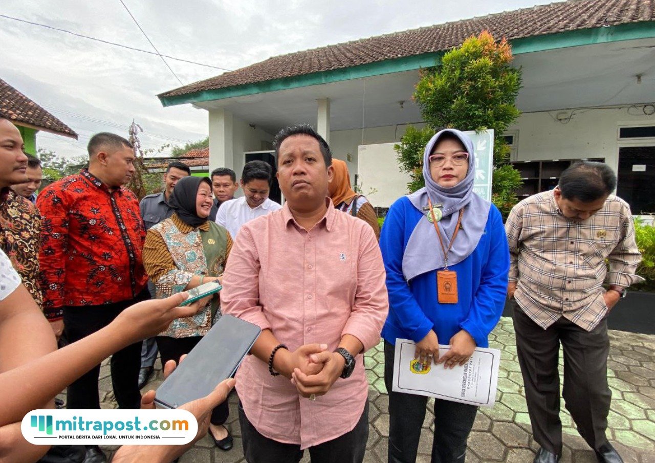 Foto: Ketua Komisi D Dewan Perwakilan Rakyat Daerah (DPRD) Kabupaten Pati, Teguh Bandang Waluyo saat di wawancara oleh awak media di sela sidak Puskesmas Tlogowungu (Mitrapost.com/ Kafi)