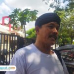 Foto : Ketua Jaringan Masyarakat Peduli Pegunungan Kendeng (JMPPK) Gunretno, ditemui di depan Polresta Pati, Senin (16/06/2025) (Sumber: Mitrapost.com/ Ilham)