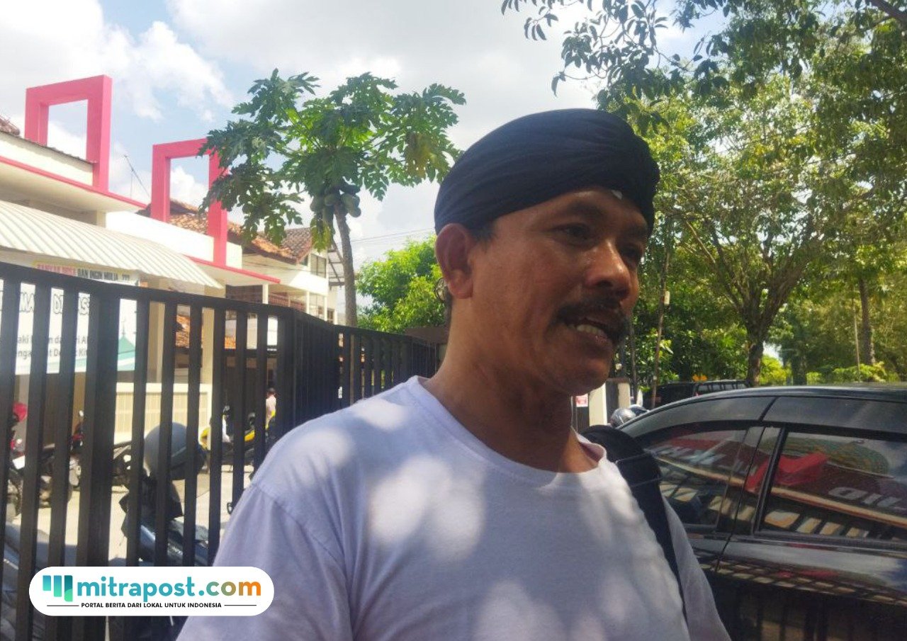 Foto : Ketua Jaringan Masyarakat Peduli Pegunungan Kendeng (JMPPK) Gunretno, ditemui di depan Polresta Pati, Senin (16/06/2025) (Sumber: Mitrapost.com/ Ilham)