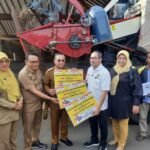 Foto: Anggota Komisi IV DPR RI, Firman Soebagyo saat memberikan alat dan mesin pertanian (alsintan) berupa combine kepada Bupati Pati Sudewo (Mitrapost.com/ Kafi)