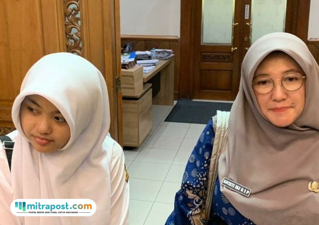 Foto: potret kia dan Kepala Sekolah SMPN 3 Solo (sumber: X) Foto: potret kia dan Kepala Sekolah SMPN 3 Solo (sumber: X)