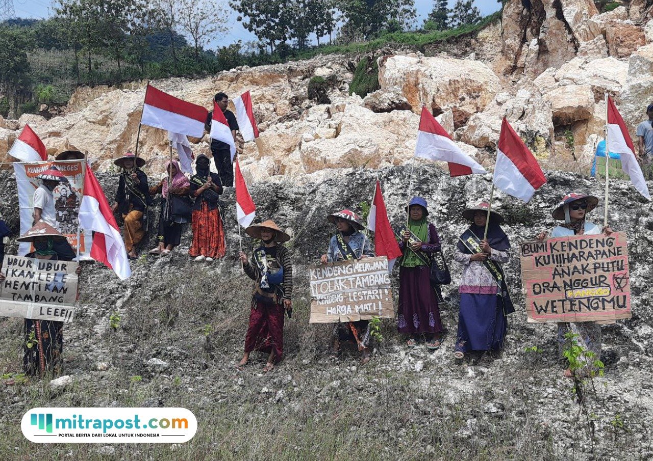 Foto: warga Sukolilo saat ikut mengawal sidak DPRD, Pemkab Pati, ESDM serta kepolisian di Desa Kedungwinong (Mitrapost.com/ Kafi)