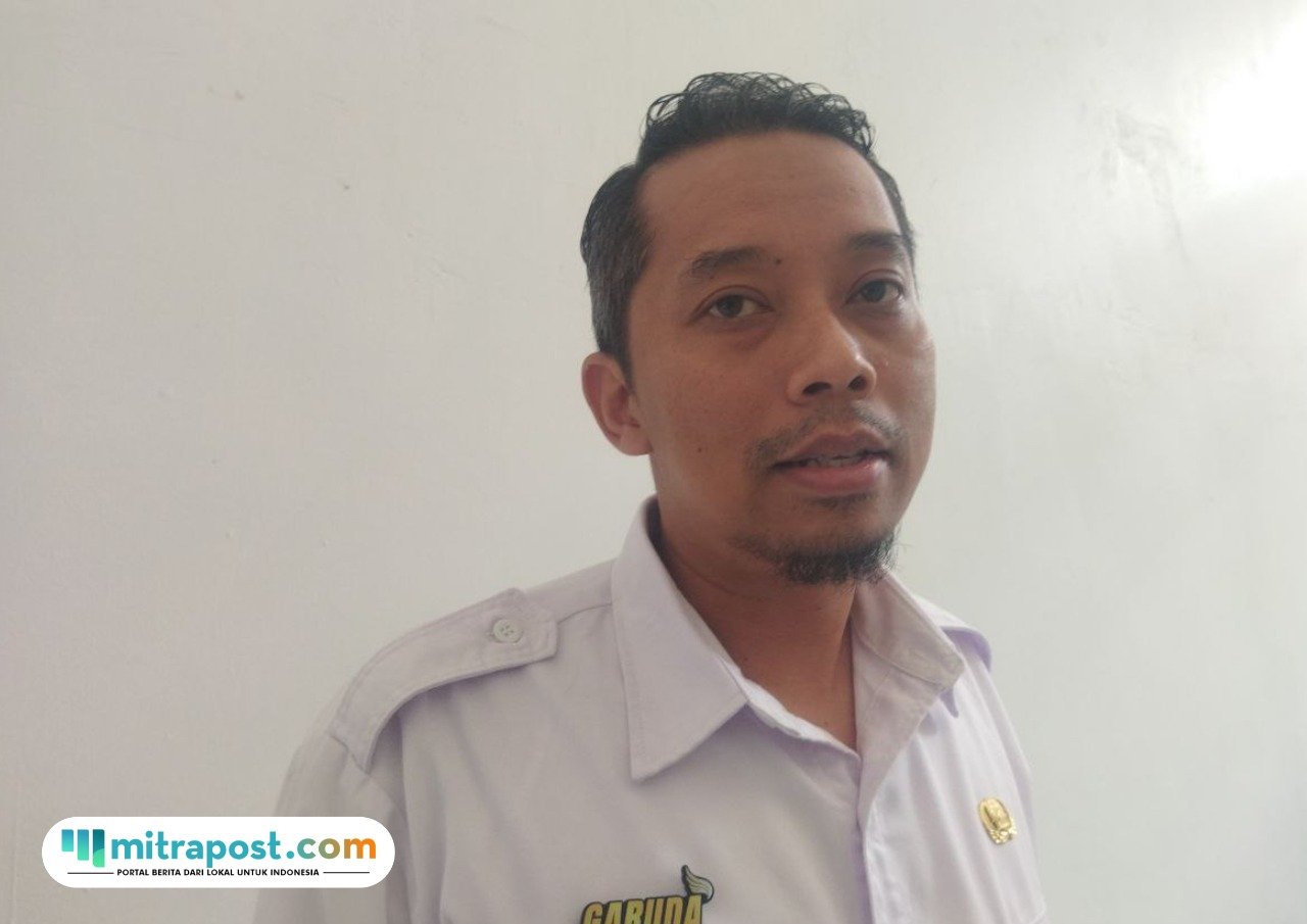 Foto : Plt Kepala Dinas Pendidikan dan Kebudayaan (Disdikbud) Kabupaten Pati, Andrik Sulaksono ditemui di halaman Setda lantai II Kabupaten Pati, Rabu (16/07/2025). (Sumber. Mitrapost.com/ Ilham)