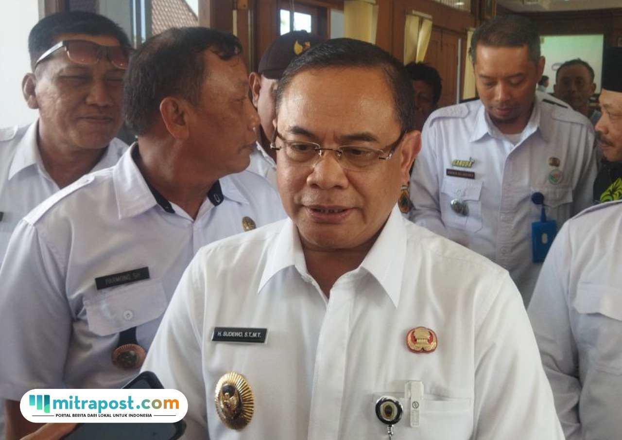 Foto : Bupati Pati Sudewo ditemui di depan ruang Pragola Setda Kabupaten Pati, Rabu (02/07/2025) siang. (Sumber. Mitrapost.com/ Ilham)