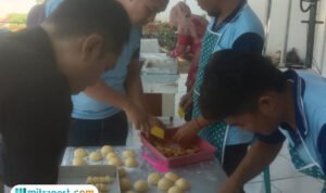 Foto: warga binaan di Lapas Pati saat membuat roti pesanan (Mitrapost.com/ Lapas Pati)