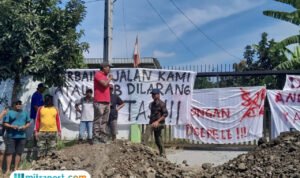 Foto: warga Desa Tanjungrejo, Kecamatan Margoyoso, Kabupaten Pati menutup akses masuk Pabrik Surya Jaya Beton (PT. SJB) pada Rabu (23/07/2025) (Mitrapost.com/ Kafi)