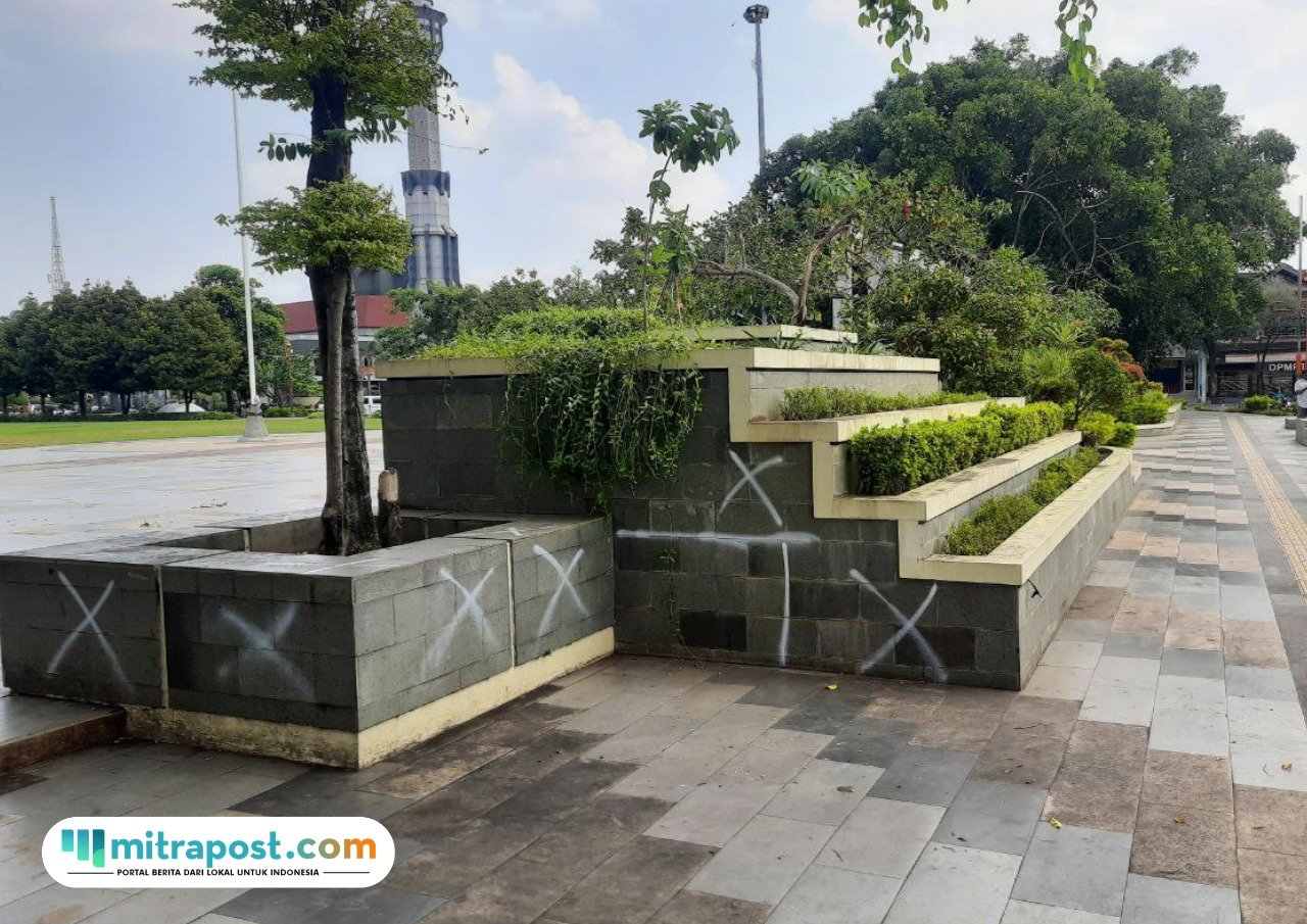 Template mitrapost neww Foto: Tanda silang putih di Alun-Alun Simpang Lima Pati mendakan bagian yang akan dibongkar (Mitrapost.com/ Kafi)