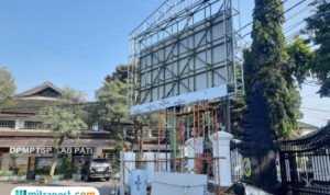 Foto: videotron baru yang dibangun di Alun-Alun ini berada tepat di seberang kantor Dinas Penanaman Modal dan Pelayanan Terpadu Satu Pintu (DPMPTSP) Kabupaten Pati (Mitrapost.com/ Kafi)