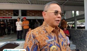 Foto: Bupati Pati, Sudewo saat dikonfirmasi oleh awak media usai shalat Jumat di Masjid Agung Baitunnur Pati pada Jumat (25/7/2025) (Mitrapost.com/ Kafi)