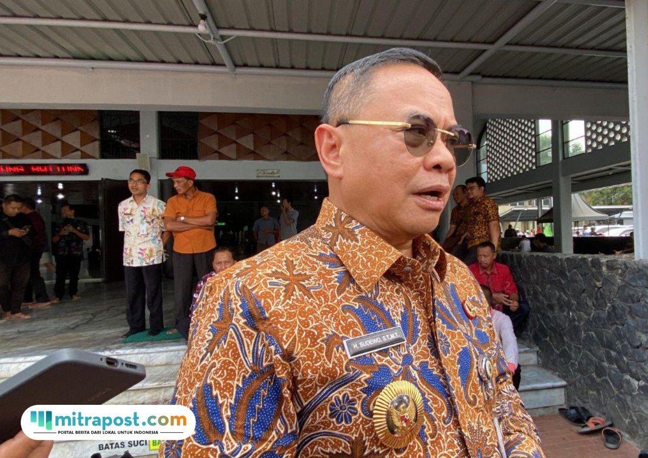 Foto: Bupati Pati, Sudewo saat dikonfirmasi oleh awak media usai shalat Jumat di Masjid Agung Baitunnur Pati pada Jumat (25/7/2025) (Mitrapost.com/ Kafi)