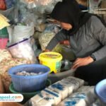 Foto: penjual garam di pasar tradisional di Kabupaten Pati (Mitrapost.com/ Kafi)