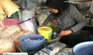 Foto: penjual garam di pasar tradisional di Kabupaten Pati (Mitrapost.com/ Kafi)