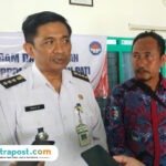 Foto: Camat Pati, Didik Rusdiartono (seragam putih) saat dikonfirmasi oleh awak media usai menghadiri Rapat Kerja PPDI Kecamatan Pati di Balai Desa Winong, Rabu (30/7/2025) (Mitrapost.com/ Kafi)